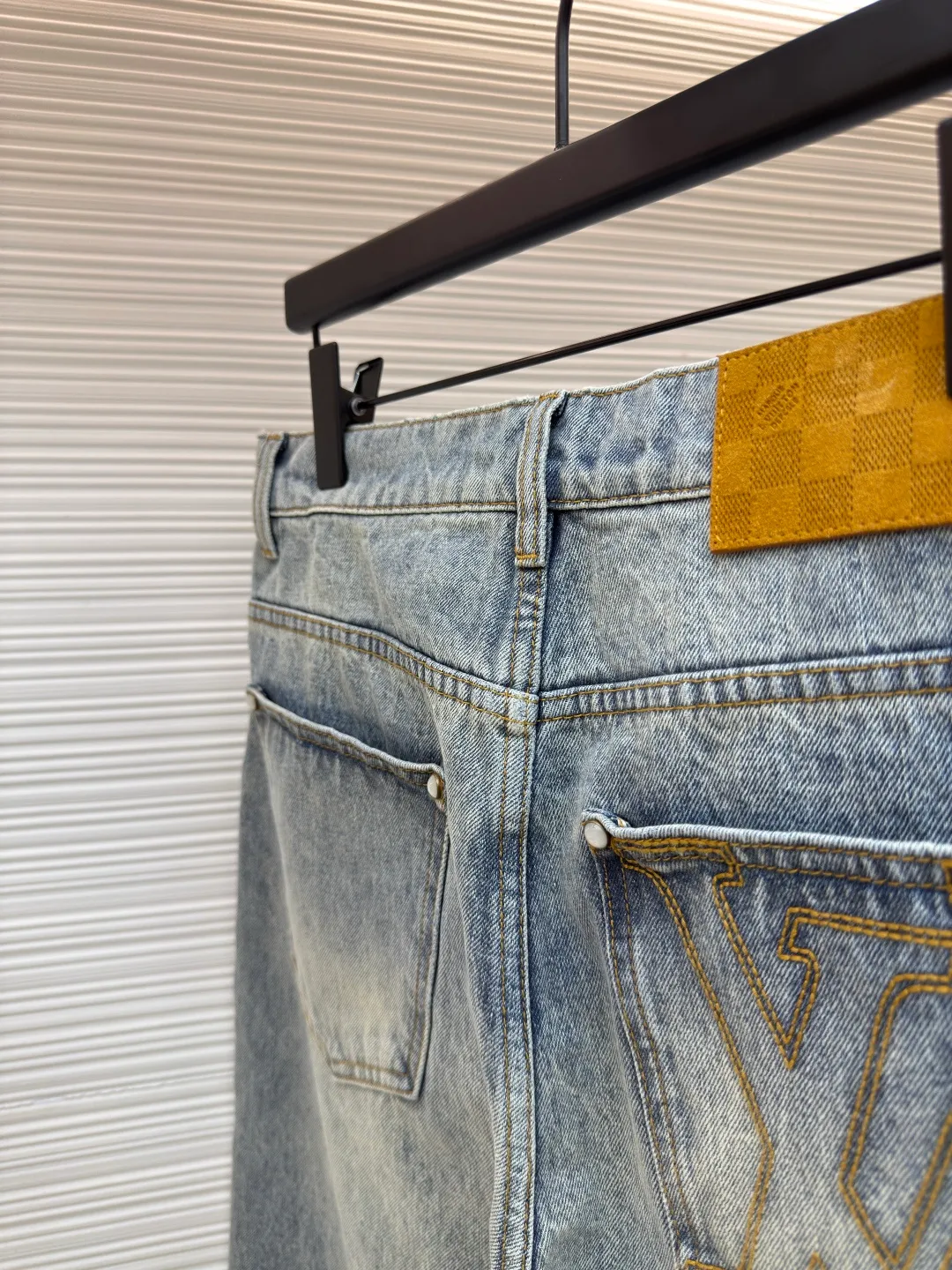 LOUIS VUITTON patch letter jeans ●Authentic product: 10800 purchase and development ●Item number: 1680027-B00 ●Fabric: denim fabric ●Technology: washed production ●Version: fitted version ●Weight: about 870 grams ●Size: 30-32-34-36 ●Description: Letters gold gold thread embroidered denim Brand presbyopia logo iconic pattern It has a strong street American style and is very chic. The whole piece is still the same loose version as always, which hides the flesh. The regular denim lapel design gives people a smart and generous look. Customized logo buttons and leather labels come with a full set of accessories. It is cool, stylish and fairy-like. It is also an absolute C-position piece and is highly recommended!  Very heavy work, exquisite details, special washing process, multiple washings can show the same perfect washing color effect as the original. The overall wiring is straight and delicate, the fabric is comfortable and soft, and the color is consistent without color difference. It can be matched with the same style to create a fashionable look and control various occasions. Customized accessories, complete with three standards, same style for men and women!